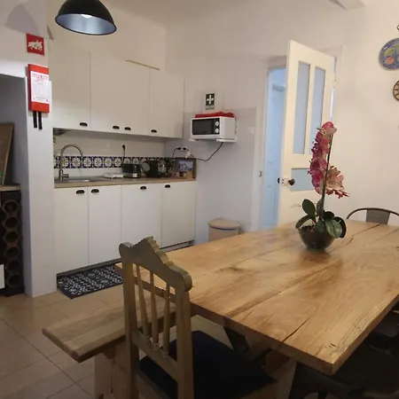 Konukevi Antique M1 R1 - Amazing Double With Shared Bathroom In Marques Pombal