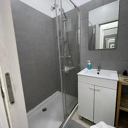 Antique M1 R1 - Amazing Double With Shared Bathroom In Marques Pombal Pensión *