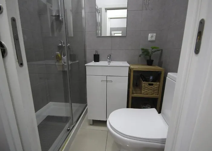 Gasthuis Antique M1 R1 - Amazing Double With Shared Bathroom In Marques Pombal