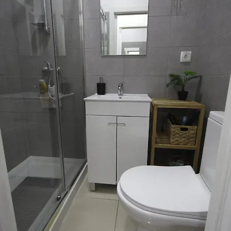Guest house Antique M1 R1 - Amazing Double With Shared Bathroom In Marques Pombal